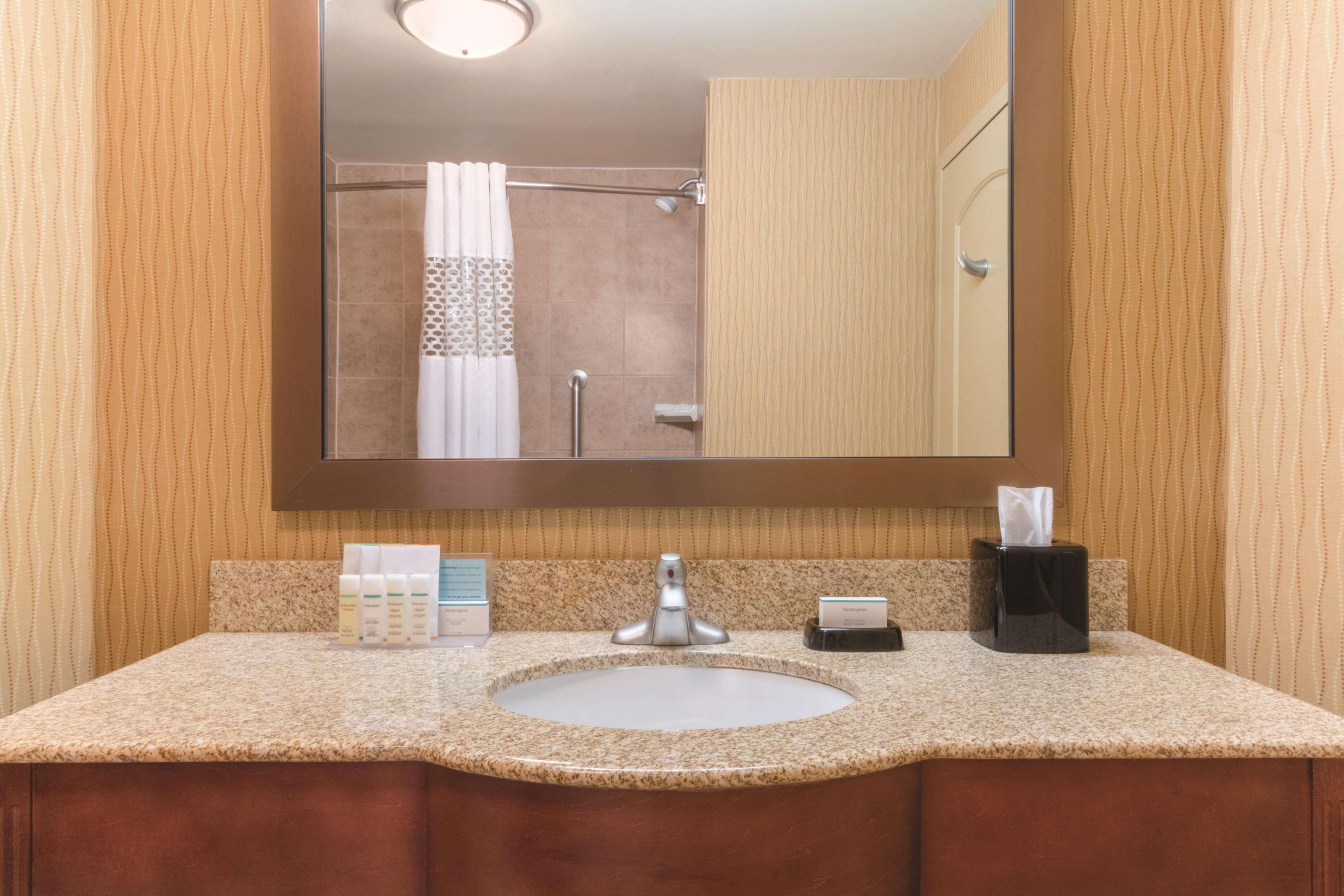 Hampton Inn By Hilton Edmonton South מראה חיצוני תמונה