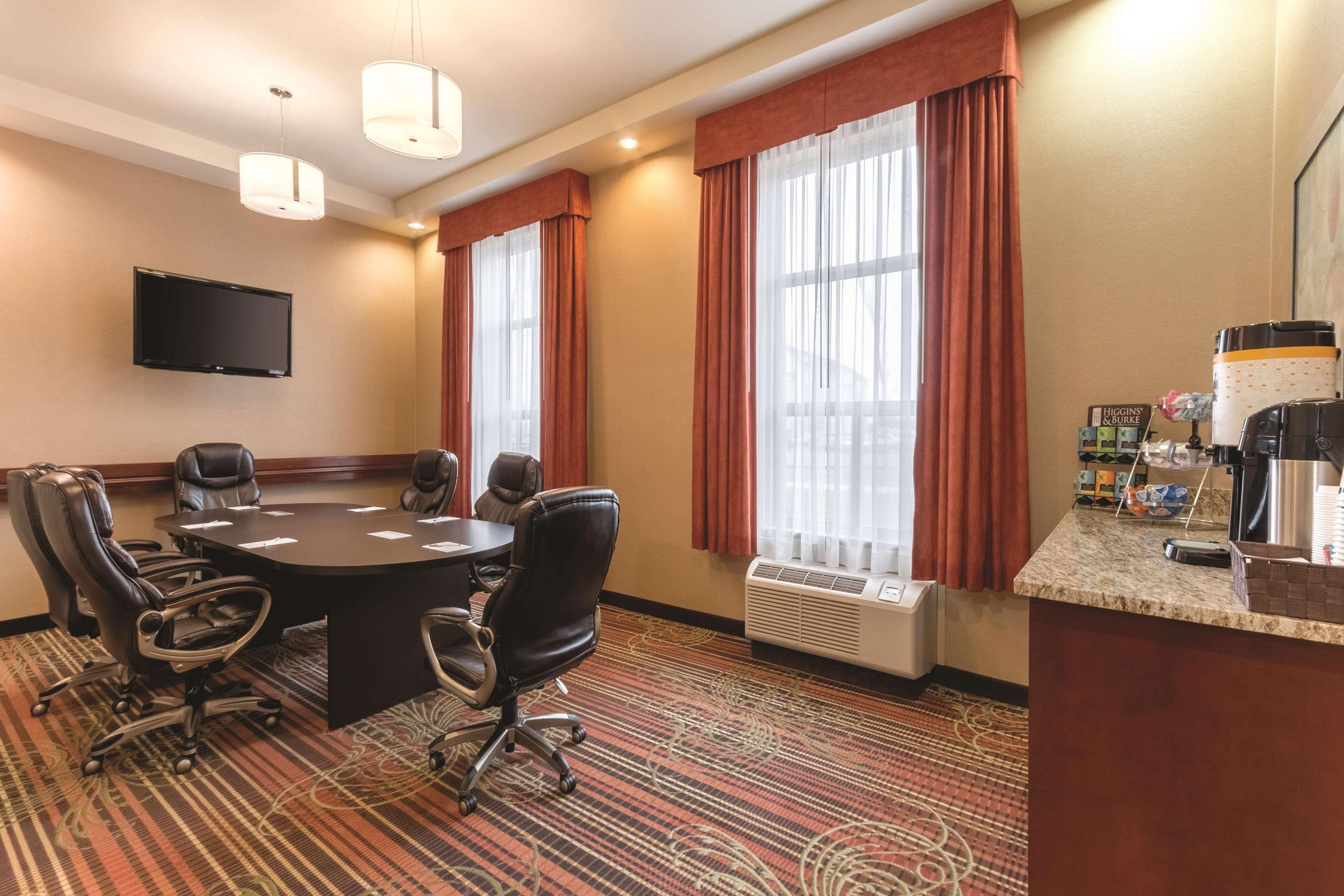 Hampton Inn By Hilton Edmonton South מראה חיצוני תמונה